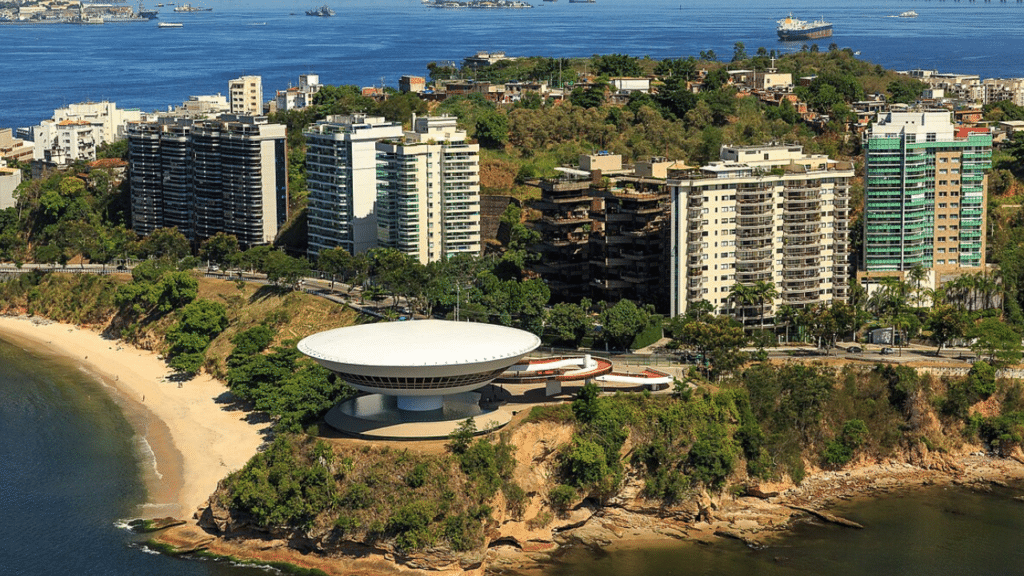 A cidade perfeita para viver bem perto do Rio, com segurança reforçada e praias entre montanhas