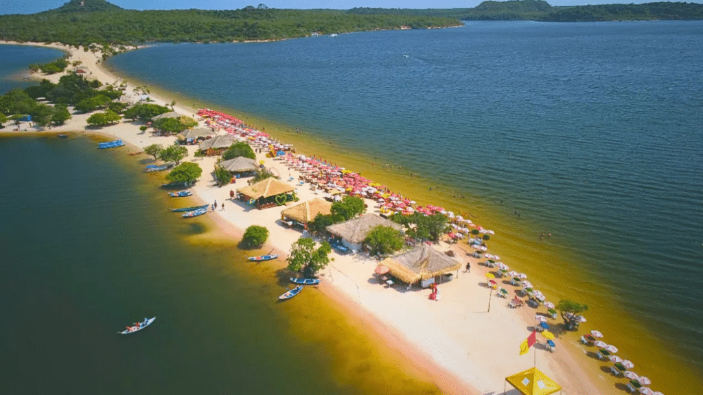A vila amazônica com praias de água doce e areia branca que conquistou o mundo