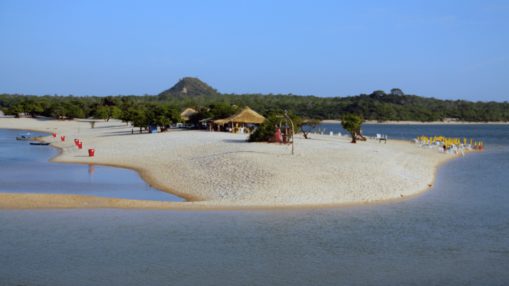 A vila amazônica com praias de água doce e areia branca que conquistou o mundo