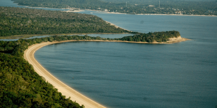 A vila amazônica com praias de água doce e areia branca que conquistou o mundo