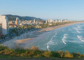 Guarujá registra alta na arrecadação de impostos portuários, impulsionada pela movimentação crescente de cargas na margem esquerda do Porto de Santos. // Créditos: depositphotos.com / vbacarin