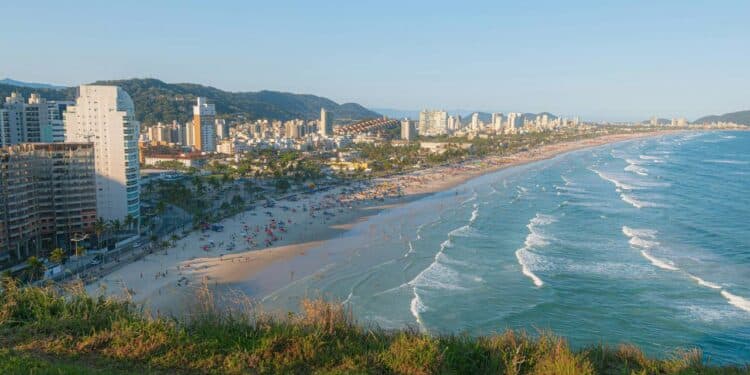 Guarujá registra alta na arrecadação de impostos portuários, impulsionada pela movimentação crescente de cargas na margem esquerda do Porto de Santos. // Créditos: depositphotos.com / vbacarin