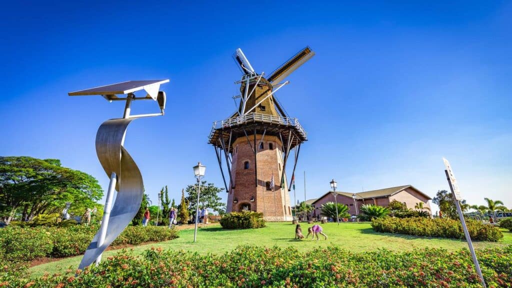 A Holanda brasileira é modelo em qualidade de vida e conquista com campos floridos eternos de tirar o fôlego