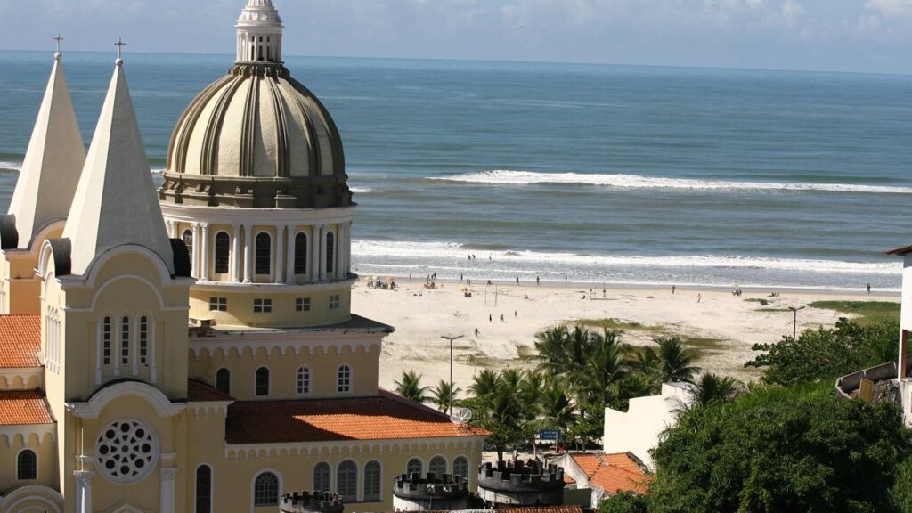 A cidade do Nordeste com praias extensas e arquitetura preservada que parece uma vila antiga beira-mar