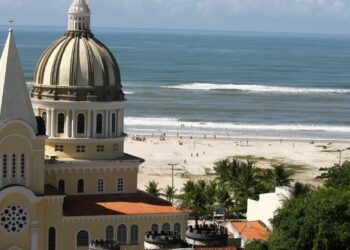 A cidade do Nordeste com praias extensas e arquitetura preservada que parece uma vila antiga beira-mar