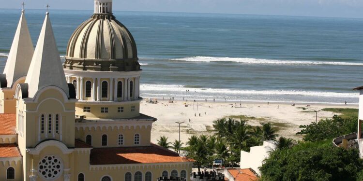 A cidade do Nordeste com praias extensas e arquitetura preservada que parece uma vila antiga beira-mar