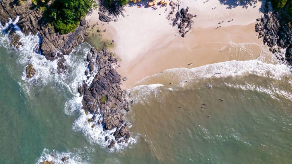A cidade do Nordeste com praias extensas e arquitetura preservada que parece uma vila antiga beira-mar