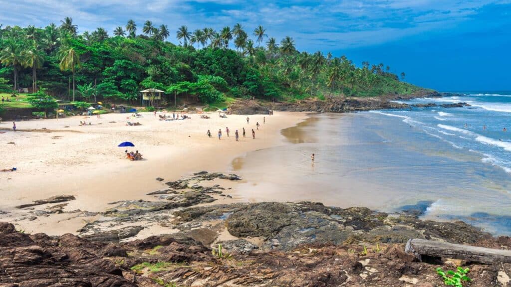 No litoral da Bahia existe uma cidade onde a Mata Atlântica encontra águas cristalinas em um cenário de tirar o fôlego