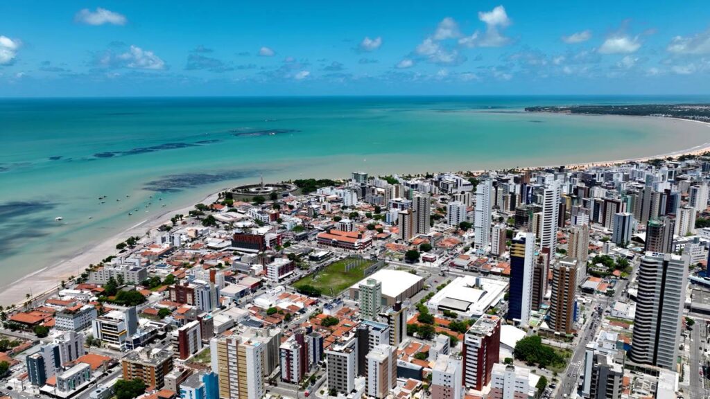 A capital no Nordeste onde quem vive vê o sol nascer antes de todos no Brasil e é uma das mais preservadas