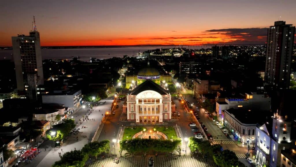A cidade da Amazônia cercada por paisagens onde a natureza exuberante encontra conforto urbano