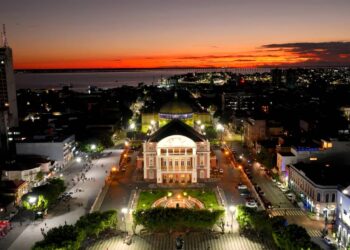 A cidade da Amazônia cercada por paisagens onde a natureza exuberante encontra conforto urbano
