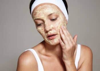 Essa máscara facial caseira que só usa 2 ingredientes pode salvar a sua pele madura e com rugas