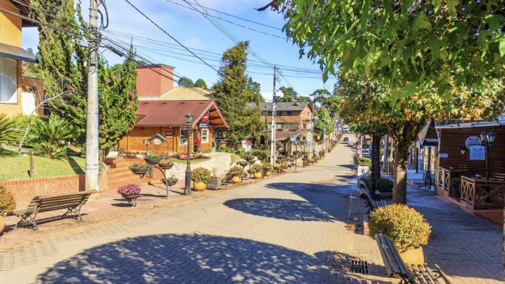 A “Suíça brasileira” é uma vila mineira que está conquistando visitantes que amam o frio e montanhas