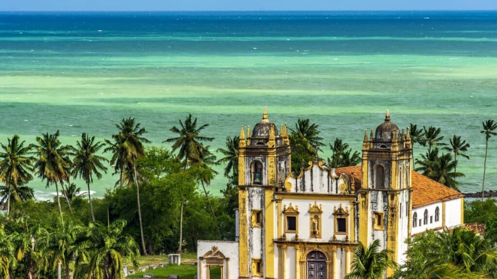 Essa cidade famosa por bonecos gigantes chama atenção com praias azuis calmas e arquitetura antiga