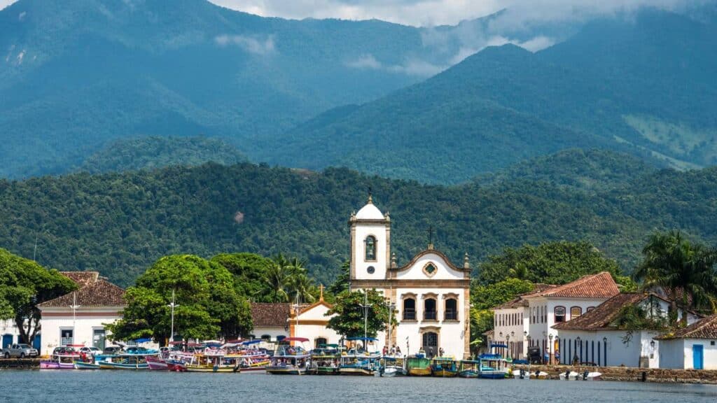 O paraíso do Rio de Janeiro onde o mar invade as ruas e muitos consideram ainda mais bonito que o Caribe inteiro