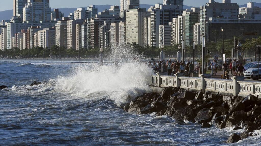 O maior jardim de praia do mundo fica em uma cidade brasileira dona também do maior porto da América Latina