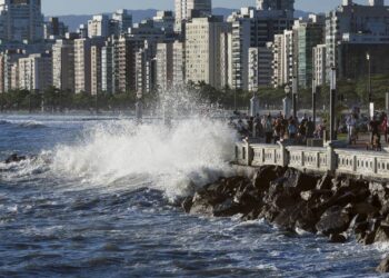 Santos figura entre as cidades brasileiras com melhor qualidade de vida, destacando-se em indicadores de escolarização, renda e acessibilidade nas calçadas, segundo dados recentes do IBGE. // Créditos: depositphotos.com / stlambauer