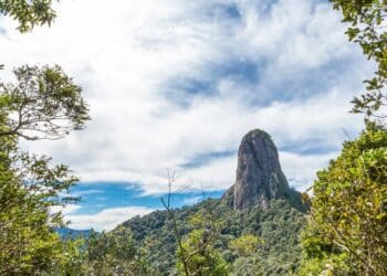 São Bento oferece Pedra do Baú, Vinícola Raízes, Frutopia e Casa de Cultura, com acesso fácil de Taubaté para escalada e gastronomia. // Créditos: depositphotos.com / MaRabelo