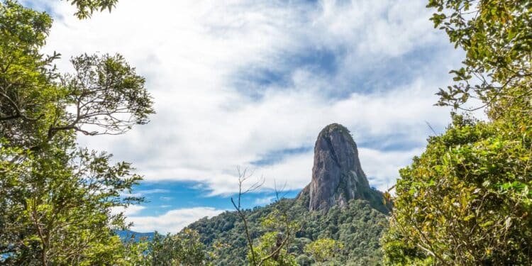 São Bento oferece Pedra do Baú, Vinícola Raízes, Frutopia e Casa de Cultura, com acesso fácil de Taubaté para escalada e gastronomia. // Créditos: depositphotos.com / MaRabelo