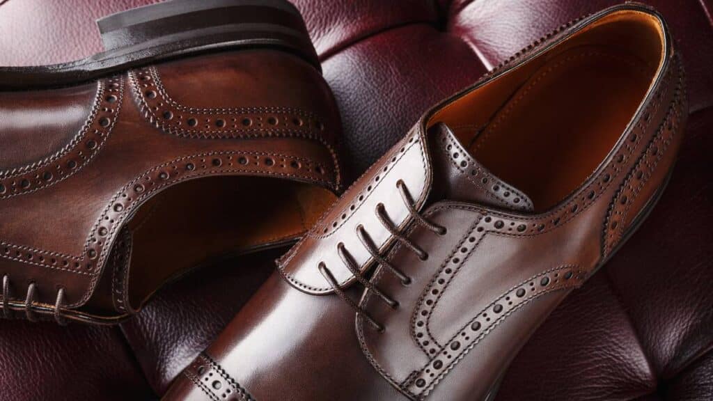 O creme Nivea na latinha azul é a melhor solução milagrosa para fazer sapatos de couro velhos parecerem novos