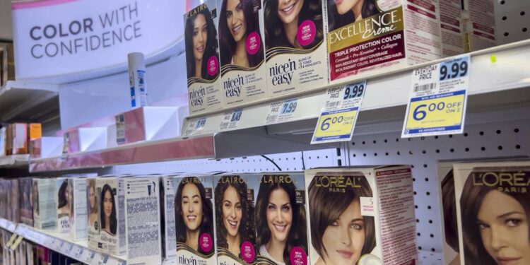 7 tintas de farmácia que todo cabelereiro recomenda e que cobrem todos os fios sem desbotar