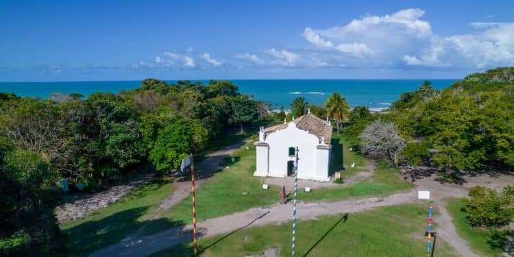 Um vilarejo de casinhas coloridas no Nordeste fundado em 1586 guarda um pequeno povoado de alma simples, protegido pelo IPHAN