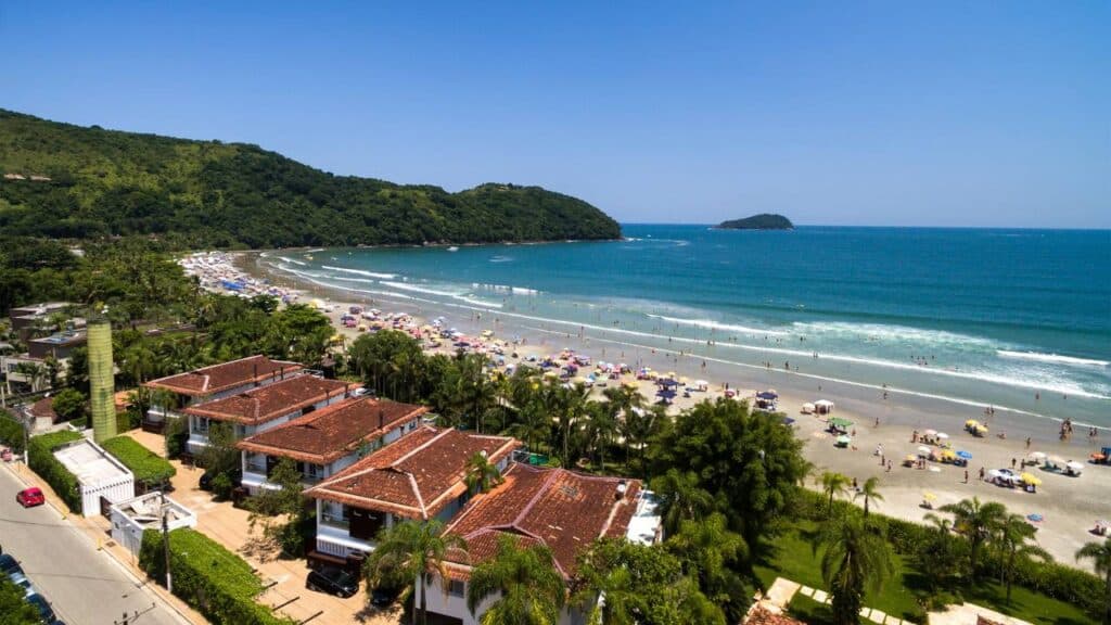 Uma única cidade de São Paulo que sozinha abriga 100 praias e natureza preservada de cair o queixo