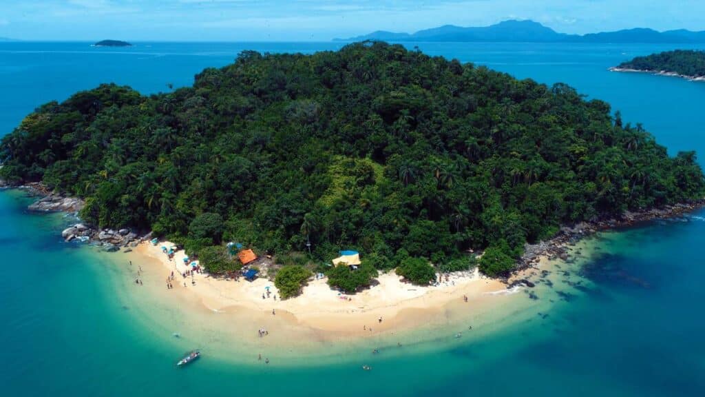 Uma única cidade de São Paulo que sozinha abriga 100 praias e natureza preservada de cair o queixo