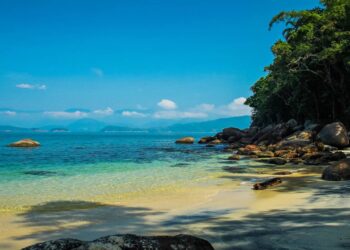 Ubatuba SP, litoral norte, mais de 100 praias preservadas e Mata Atlântica, destino de ecoturismo, surf e trilhas o ano todo no Brasil. // Créditos: depositphotos.com / gustavo_asciutti