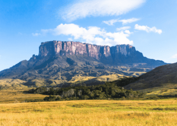 Com 2.810 metros de altitude, a montanha do “Mundo Perdido” existe e marca parte da fronteira com o Brasil