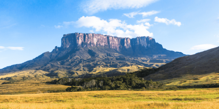 Com 2.810 metros de altitude, a montanha do “Mundo Perdido” existe e marca parte da fronteira com o Brasil