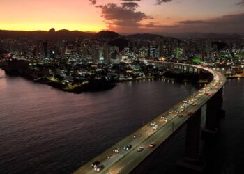 Em Vitória-ES, mar calmo, comida boa e escadarias coloridas te esperam. Passeie pela ilha, sinta a brisa e curta o dia sem pressa! // Créditos: depositphotos.com / Cristian_Lourenco