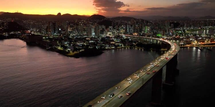 Em Vitória-ES, mar calmo, comida boa e escadarias coloridas te esperam. Passeie pela ilha, sinta a brisa e curta o dia sem pressa! // Créditos: depositphotos.com / Cristian_Lourenco