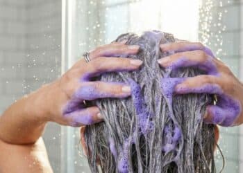 Seis shampoos baratinhos que ajudam a cobrir cabelos brancos sem química pesada nos fios