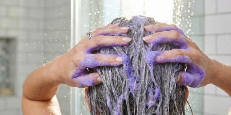 Adeus cabelos brancos com estes 7 shampoos tonalizantes que cobrem a raiz em casa