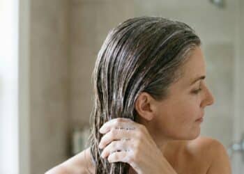 Adeus cabelos brancos, cabeleireiros apontam esse top 3 shampoos tonalizantes como a melhor forma de lidar com os grisalhos
