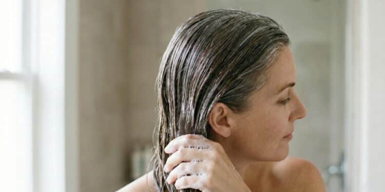 Adeus cabelos brancos, cabeleireiros apontam esse top 3 shampoos tonalizantes como a melhor forma de lidar com os grisalhos