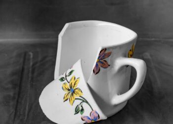 Aprenda a restaurar caneca de cerâmica com trinca usando um truque simples e duradouro