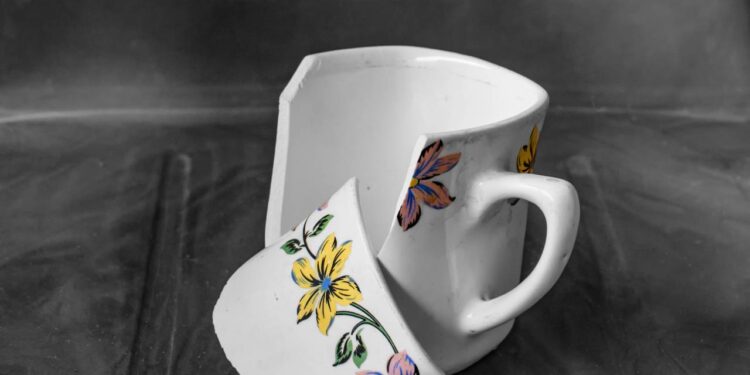 Aprenda a restaurar caneca de cerâmica com trinca usando um truque simples e duradouro