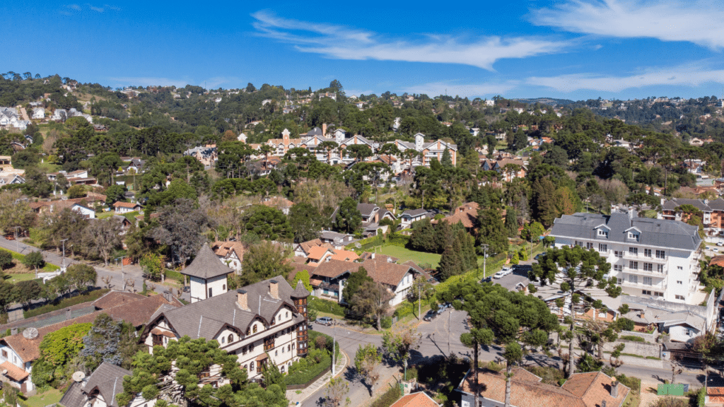 A "Suíça Brasileira" encanta por ser um destino de inverno com clima da Europa em meio a montanhas e paisagens