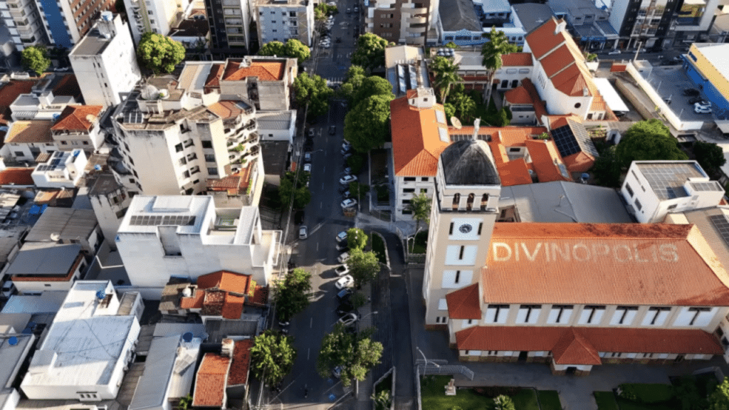 A cidade do interior mineiro com comércio forte que está atraindo moradores em busca de uma vida melhor