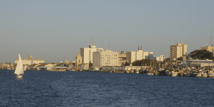 A cidade próspera em qualidade de vida que abriga uma das maiores praias do mundo