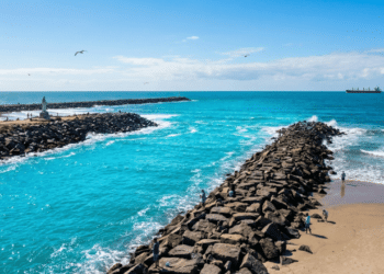 A cidade próspera em qualidade de vida que abriga uma das maiores praias do mundo