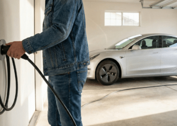 Veja quanto custa carregar um carro elétrico em casa e por que alguns modelos gastam mais