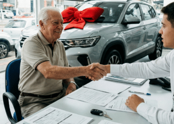 Idosos acima de 65 anos podem economizar na compra de carros novos com nova regra