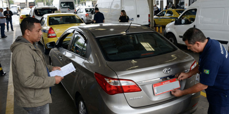 Condutores de app terão de registrar veículos como uso comercial após mudança na legislação