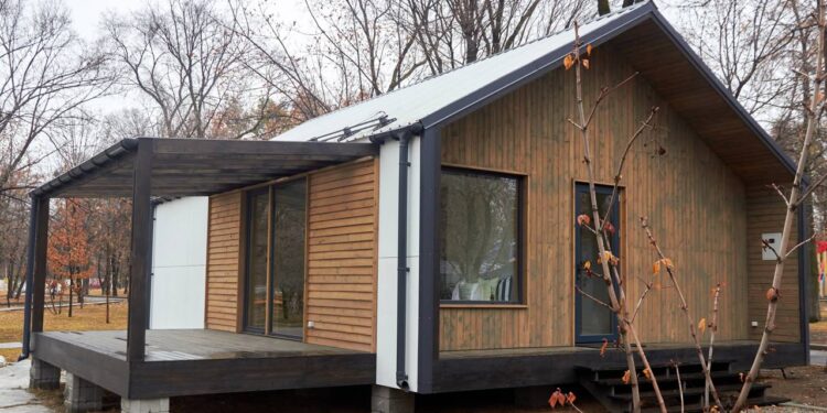 Casa de montar chega ao Brasil com promessa de ficar pronta em 90 dias por preço menor que um carro popular