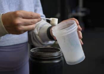 Alerta da Anvisa sobre creatina surpreende quem vai na academia