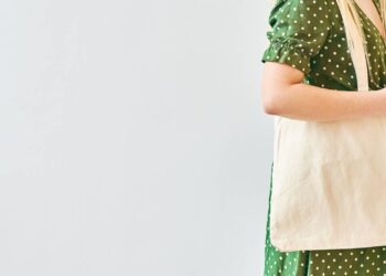 Transforme camiseta velha em ecobag resistente e reduza o uso de sacolas plásticas no mercado e na sua rotina