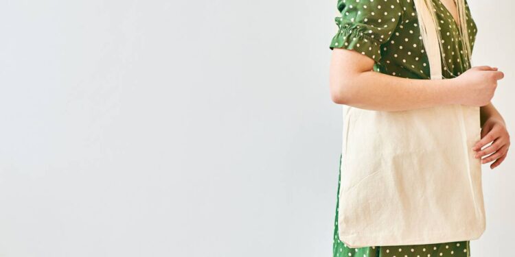 Transforme camiseta velha em ecobag resistente e reduza o uso de sacolas plásticas no mercado e na sua rotina